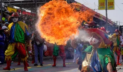 Los diablos arlequines con su espectáculo de fuego.