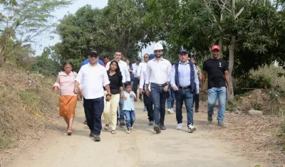 Vicecontralor Carlos Zuluaga en su visita a Piojó con los damnificados. 
