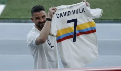 David Villa con la camiseta de la Selección Colombia que le obsequiaron.