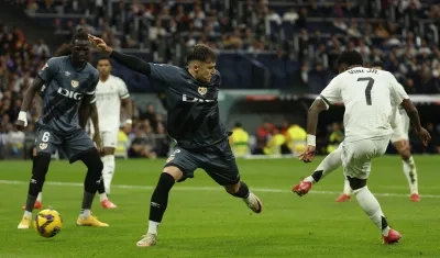 Vinicius remata al pórtico del Rayo Vallecano para marcar el segundo gol del Real Madrid. 