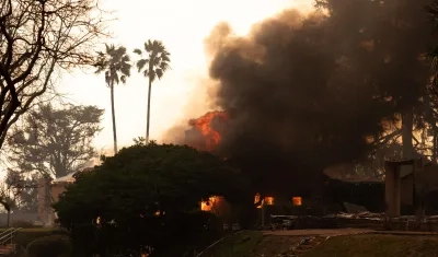 Casa en llamas en Altadena, California.
