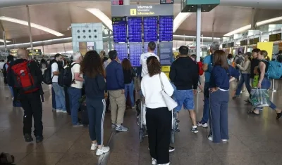 Viajeros en el aeropuerto de Barcelona, afectados por apagón.