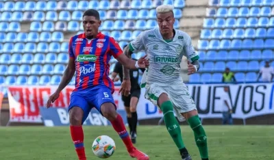 Martín Payares, defensa del Unión Magdalena, domina la pelota ante la marca de un jugador rival.