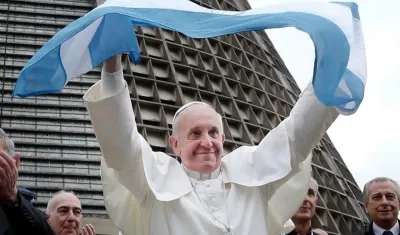 Francisco con la bandera de Argentina 