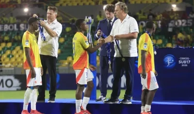 Jugadores de Colombia recibiendo la medalla de plata del Sudamericano Sub 17.
