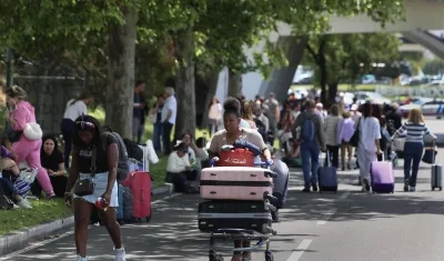 Viajeros en el aeropuerto de Lisboa este lunes.