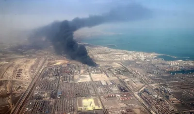 Columna de humo que sale del puerto de Rajai, en la ciudad de Bandar Abás, en el sur de Irán.