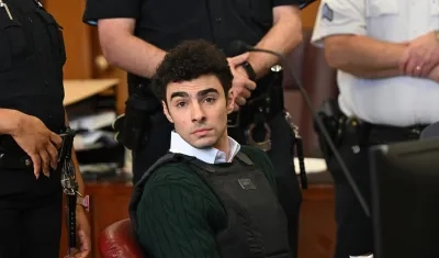 Luigi Mangione custodiado por las autoridades estadounidenses.