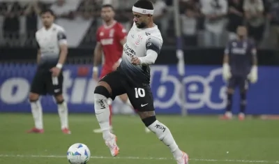 Memphis Depay en acción con Corinthians durante la primera fecha de la Copa Sudamericana.