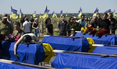 Ceremonia de entierro de los cuerpos de los soldados caídos.