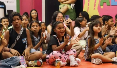 Niños en su visita el museo del Carnaval.