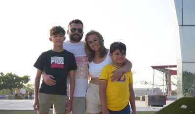 Ángel Rivas, junto a su esposa e hijos que llegan desde Ciudad de México.