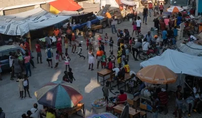 Varios niños y sus familias viviendo en una escuela en Puerto Príncipe (Haití).