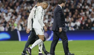 Kylian Mbappé abandonando el campo por lesión en el tobillo derecho contra Arsenal.