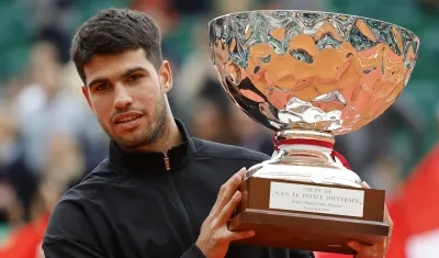 Carlos Alcaraz con el trofeo de campeón del Masters 1000 de Montecarlo.