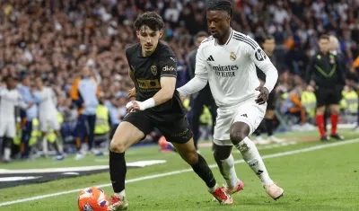 Acción de juego entre Eduardo Camavinga y Diego López.