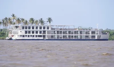 El AmaMagdalena pasando por el Malecón del Río.