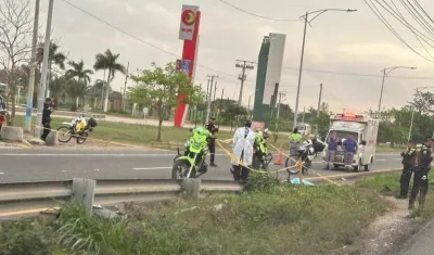 El motociclista murió en el acto, a un lado de la vía. 
