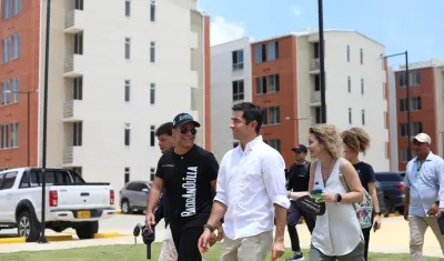 Alcalde Alejandro Char visitando un proyecto de vivienda.