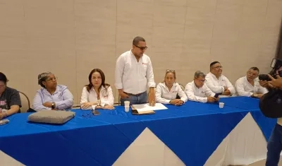Representantes de la Adea en la mesa.
