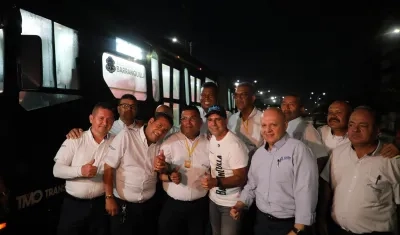 Alcalde Alejandro Char con conductores de Transmetro.