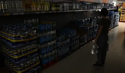Vista de un supermercado durante el apagón este lunes.