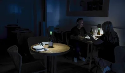 Una pareja cena en un restaurante del centro de Málaga este lunes.