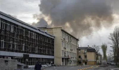 Destrozos en Kiev tras ataque de Rusia. 