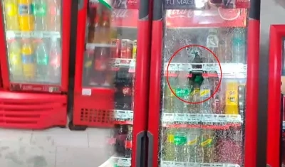 La nevera afectada por los impactos de bala. 