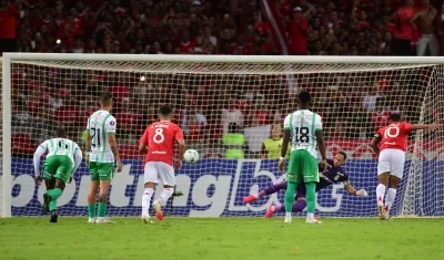 Momento en que el equipo local anotó uno de los tres goles contra Atlético Nacional.