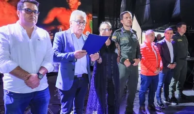 Augusto Rodríguez (carpeta azul en la mano), director de la UNP.