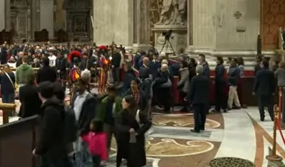 Miles de fieles siguen ingresando a la basílica de San Pedro.