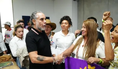 El Ministro del Interior, Armando Benedetti, en el comité promotor de la consulta popular.