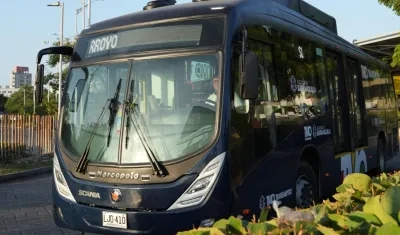 Un bus de Transmetro en la estación Joe Arroyo. 