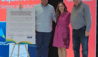 Directivos de la CRA y Camacol en la firma del acuerdo. 