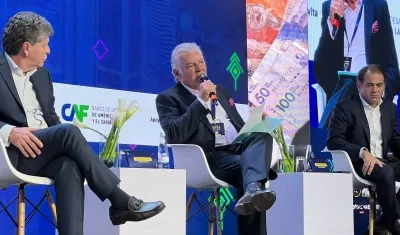 Presidente de Fenalco, Jaime Alberto Cabal (centro).