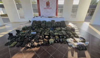 Camuflados y prendas de uso privativo de las Fuerzas Militares fueron incautados en el operativo. 