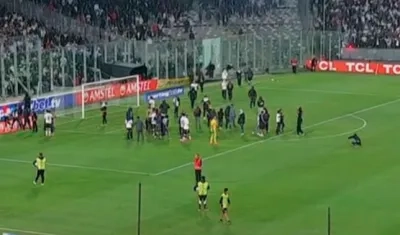 Momento en que se presentó la invasión al terreno de juego. 