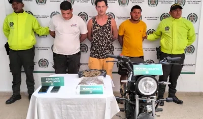 Los capturados junto a los autoridades.