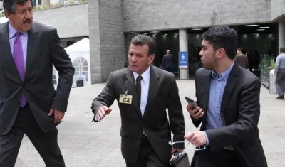 Expresidente de Saludcoop Carlos Gustavo Palacino Antia (centro). 