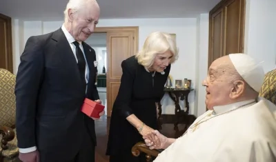 Los reyes Carlos III y Camila, y el Papa Francisco.