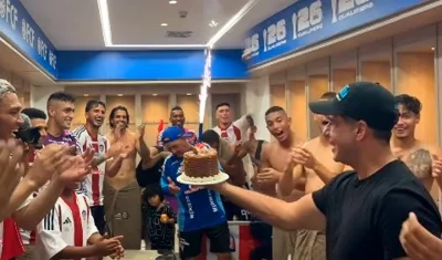 El alcalde con los jugadores de Junior, que le cantaron el feliz cumpleaños. 