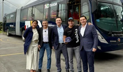 Alcalde Alejandro Char con uno de los nuevos articulados.