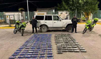 Camioneta y clorhidrato de cocaína incautado. 