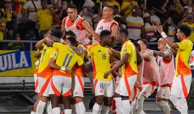 Jugadores de Colombia celebrando uno de los goles a Paraguay, partido jugado en el mes de marzo.