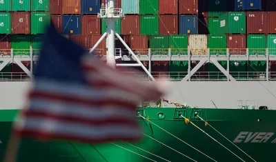 Contenedores de productos que llegan a diario de otros países al puerto de Los Ángeles, California. 