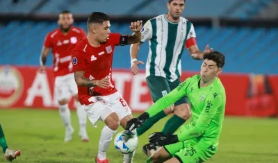 Lautaro Amadé (d) de Racing disputa el balón con Juan Fernando Quintero (i) de América de Cali este miércoles