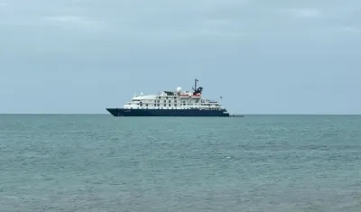Crucero internacional Island Sky.