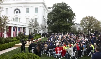 Donald Trump al anunciar los aranceles a los países del mundo, siendo China el más afectado. 