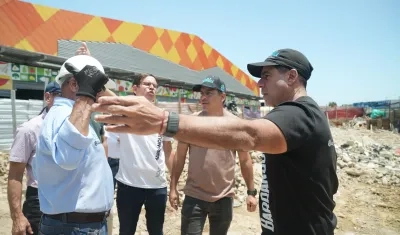 El alcalde Alejandro Char inspeccionando las obras en el mercado El Playón. 